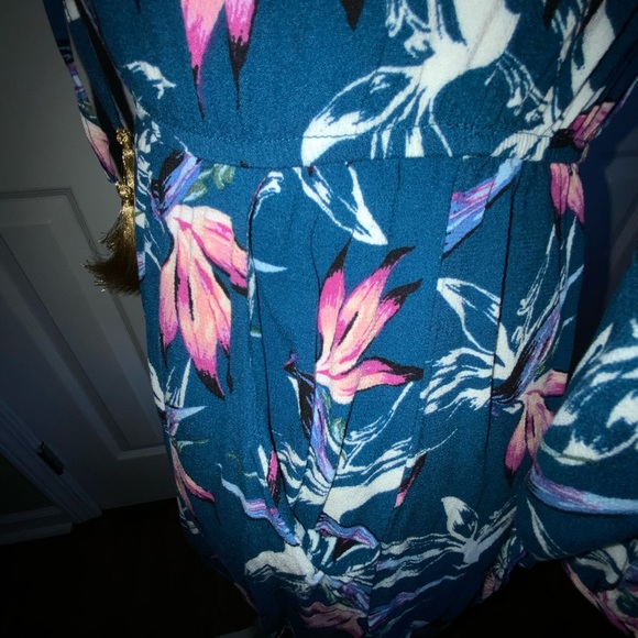 Xhilaration 3/4 sleeve floral romper sz S pockets - Picture 3 of 6